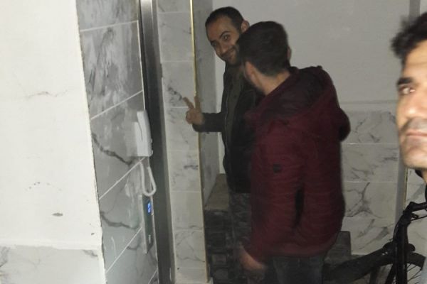 İki kişi asansörde mahsur kaldı
