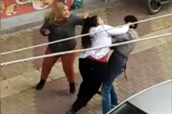 İki kız kardeş bir erkeği sokak ortasında dövdü