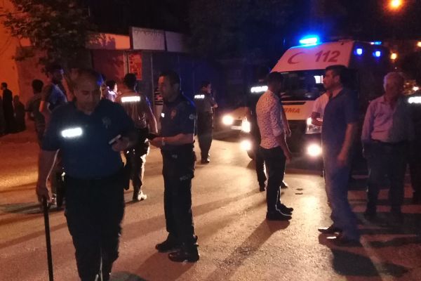 İki komşu arasında bıçaklı kavga: 3 yaralı