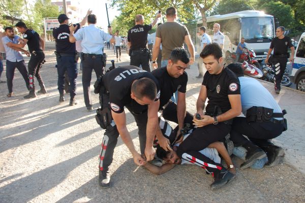 İki Komşu Arasında Yaşanan Kavgada Bıçaklar Ve Sopalar Konuştu