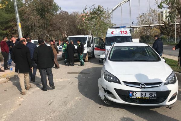 İki otomobil çarpıştı: 1 Yaralı