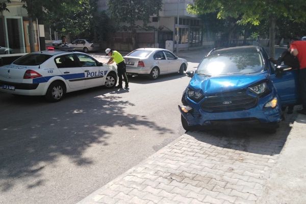İki otomobil çarpıştı: 2 Yaralı