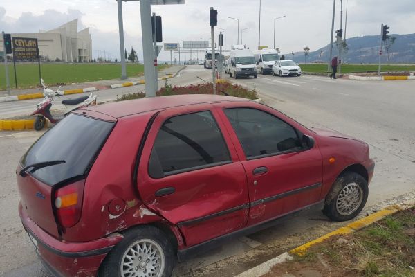 İki otomobil çarpıştı: 2 yaralı