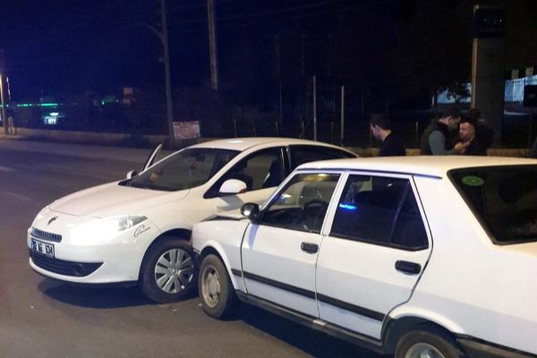 İki Otomobil Çarpıştı: 2 Yaralı