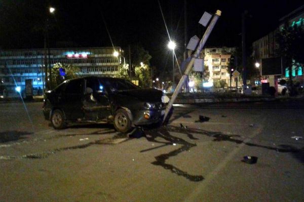  İki Otomobil Çarpıştı: 2 Yaralı