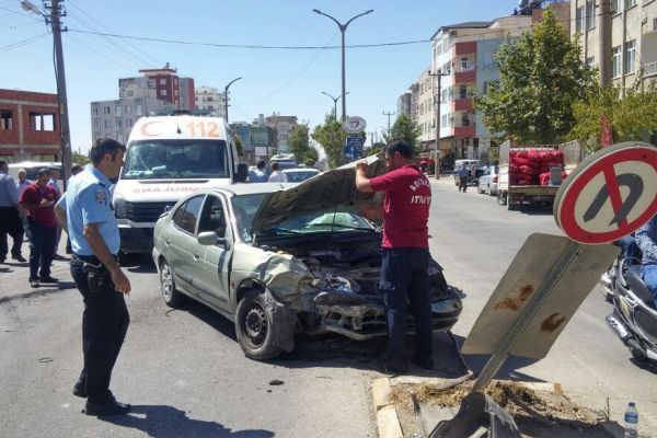 İki otomobil çarpıştı: 2 Yaralı