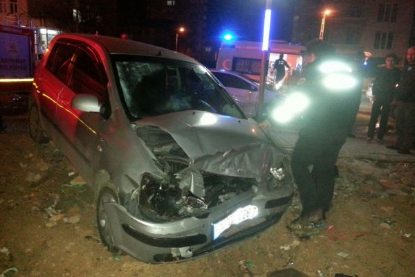 İki otomobil çarpıştı: 2 Yaralı