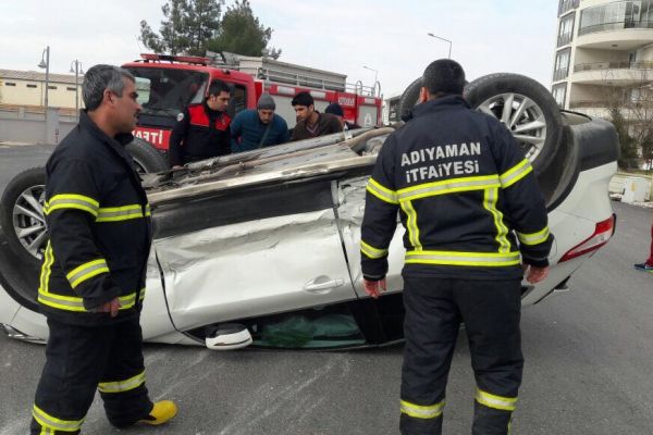 İki otomobil çarpıştı: 2 Yaralı