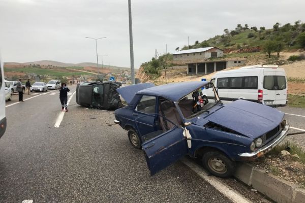 İki otomobil çarpıştı: 2 yaralı