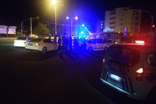 İki otomobil çarpıştı: 3 Yaralı