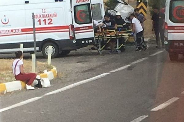 İki otomobil çarpıştı: 3 Yaralı