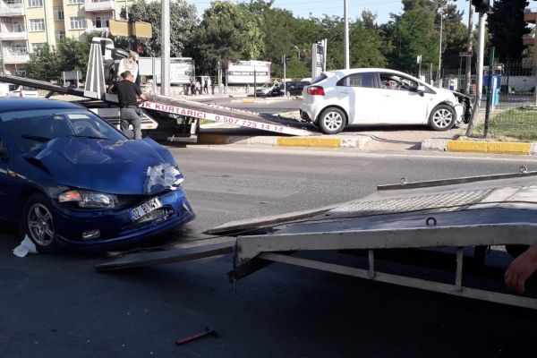 İki otomobil çarpıştı: 3 Yaralı