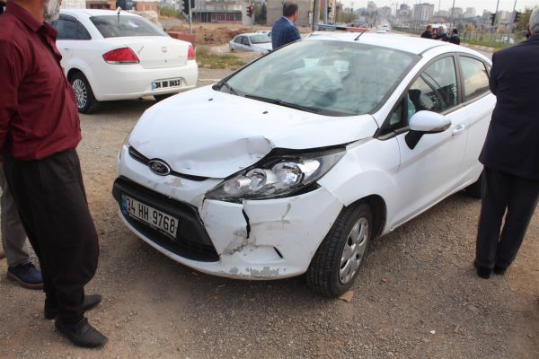 İki otomobil çarpıştı: 3 yaralı