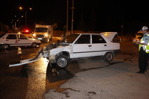 İki otomobil çarpıştı: 3 yaralı