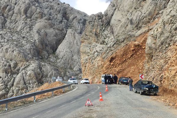 İki otomobil çarpıştı: 3 Yaralı