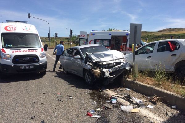 İki otomobil çarpıştı: 4 yaralı
