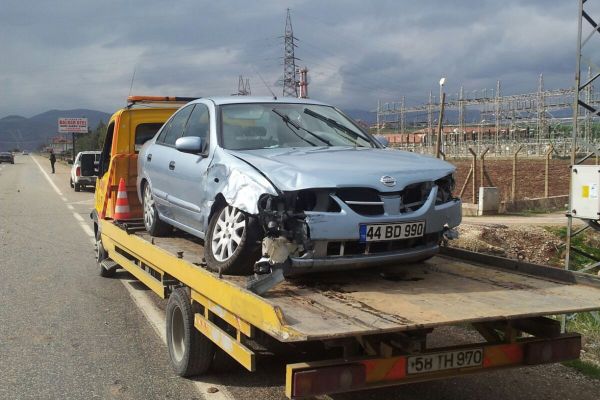 İki Otomobil Çarpıştı: 5 Yaralı