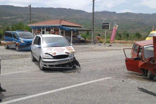 İki Otomobil Çarpıştı: 5 Yaralı