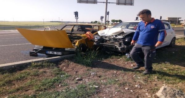 İki otomobil çarpıştı: 7 yaralı