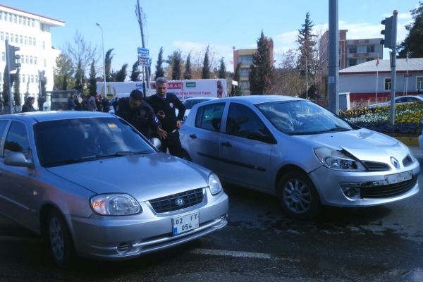 İki Otomobil Çarpıştı, Maddi Hasar Meydana Geldi