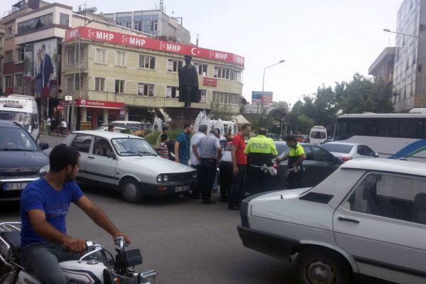 İki Otomobil Çarpıştı, Yol Trafiğe Kapandı