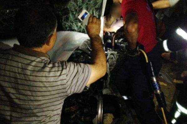 İki otomobil kafa kafaya çarpıştı: 1 ölü, 7 yaralı