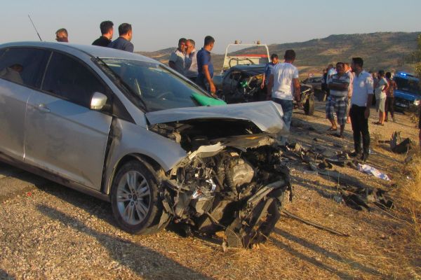 İki otomobil kafa kafaya çarpıştı: 1 ölü, 7 yaralı