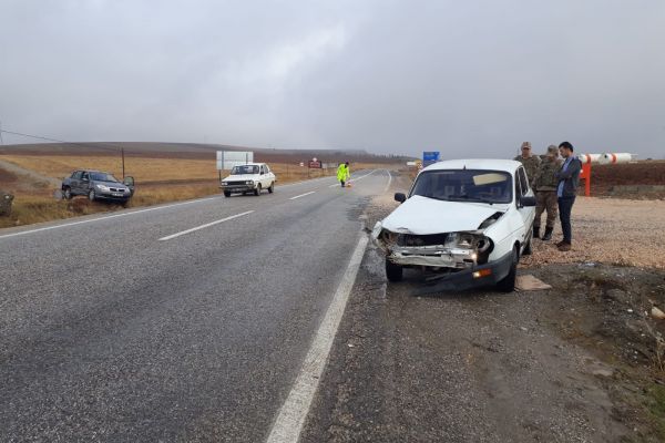 İki otomobil kafa kafaya çarpıştı: 1 yaralı