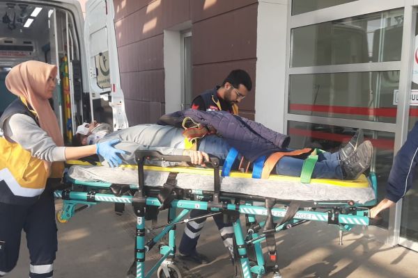 İki otomobil kafa kafaya çarpıştı: 1 yaralı