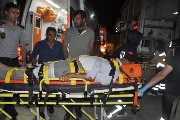İKİ OTOMOBİL KAFA KAFAYA ÇARPIŞTI: 5 YARALI