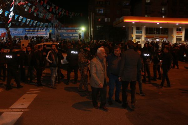 İki partinin üyeleri bir birinin üzerine yürüdü
