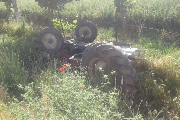 İki Tır ve Bir Traktörün Karıştığı Kazada Traktör Sürücüsü Ve Kızı Yaralandı