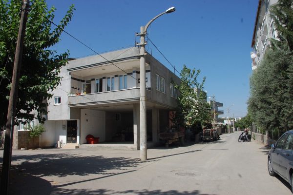 İki Yolun Kesiştiği Yerde Bulunan Direk Kazaya Davetiye Çıkarıyor