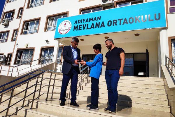 İlk bursunu okuluna bağışladı