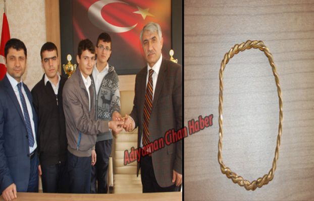 İmam Hatip Lisesi Öğrencileri Buldukları Altın Bileziği Okula Teslim Etti