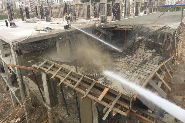 İnşaat halindeki binanın 3. katı çöktü