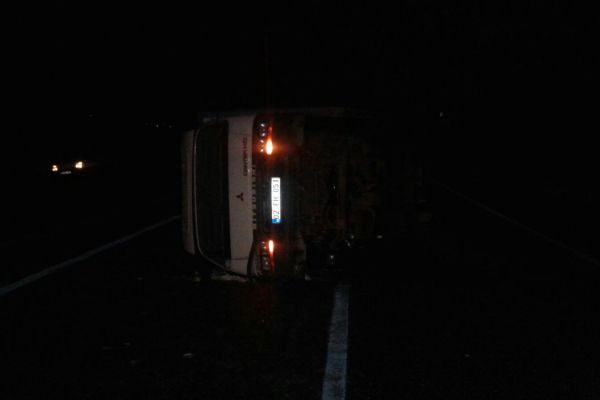 İnşaat malzemesi yüklü kamyonet yan yattı