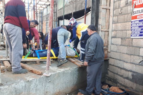 İnşaattan düşen kalıp ustası yaralandı