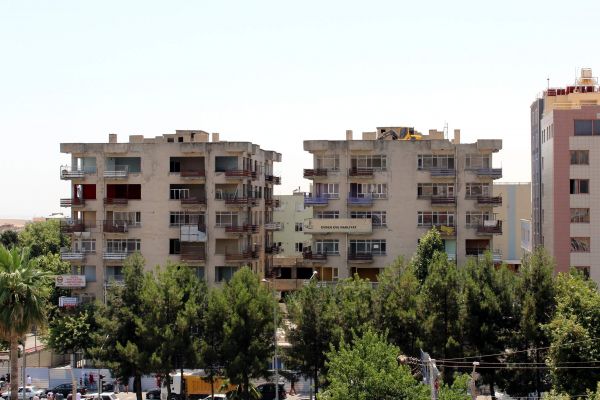 İş Makinesi 8 Katlı Binanın Üzerinde Çalışıyor