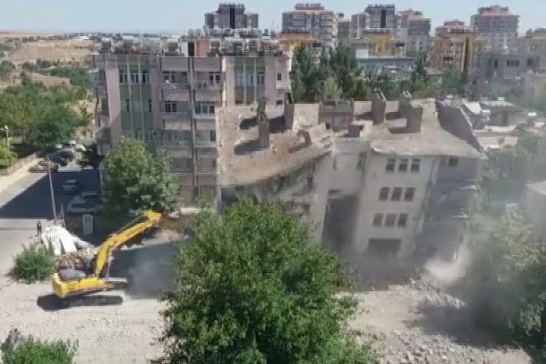 İş makinesinin darbesiyle bina yerle bir oldu