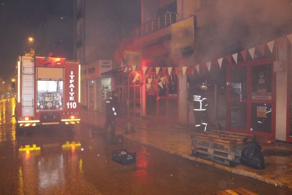 İş yerinde çıkan yangın paniğe neden oldu