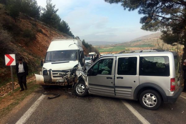 İşçi servisi ile hafif ticari araç çarpıştı: 14 yaralı