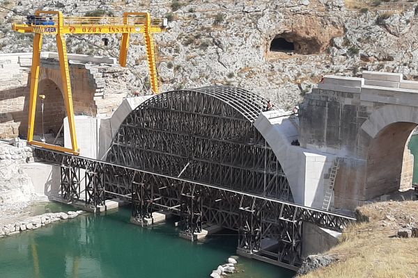 İskelesi sele kapılan tarihi köprüde restorasyon sürüyor