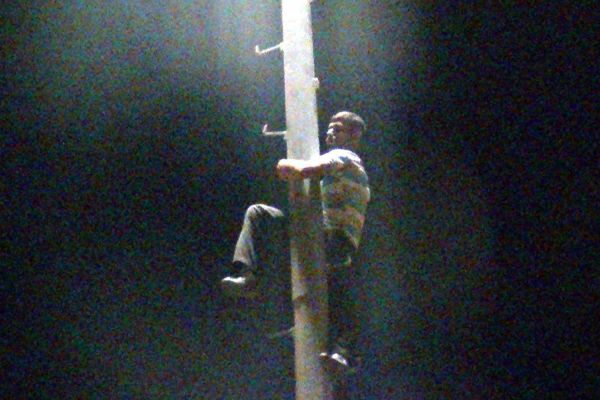 İşsiz Genç Elektrik Direğine Çıkarak İntihar Etmek İstedi