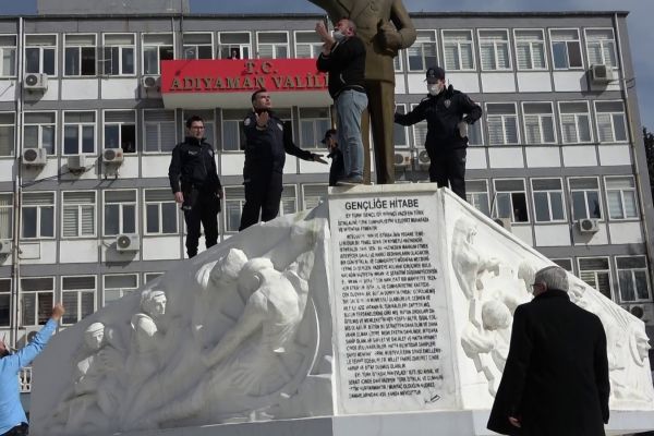 İşsiz olduğunu söyleyerek valilikte intihar teşebbüsünde bulundu
