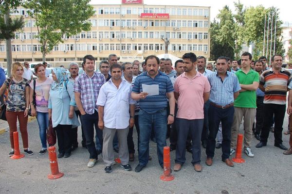 İŞTEN ÇIKARILAN İŞÇİLERDEN VALİLİK ÖNÜNDE AÇIKLAMA