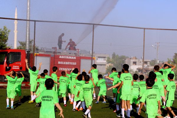 İtfaiye bu kez yangını değil sporcuları soğuttu