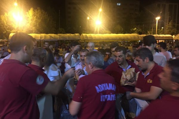 İtfaiye çalışanlarından vatandaşlara poğaça ikramı