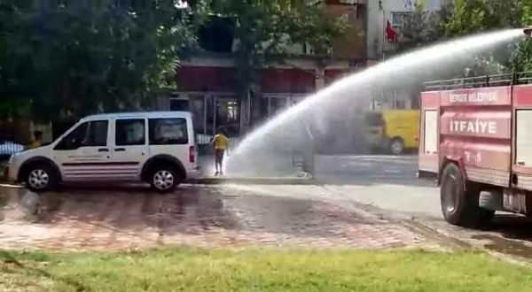 İtfaiye Ekipleri Çocukları Serinletti