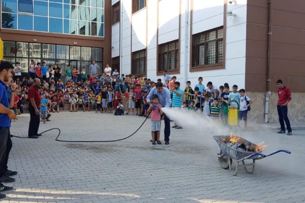 İtfaiye ekipleri yaz kursunda tatbikat gerçekleştirdi